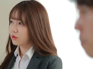 Tranh thủ vợ đi du lịch rủ em nhân viên về nhà địt nhau