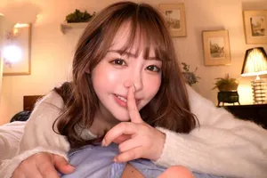 Người đẹp hàng đầu điềm tĩnh và ngoan ngoãn với bộ đồ hầu gái gợi cảm của riêng mình nằm nghiêng với một con cặc lớn được đưa vào miệng với đôi tất đen mở và hai chân dang rộng