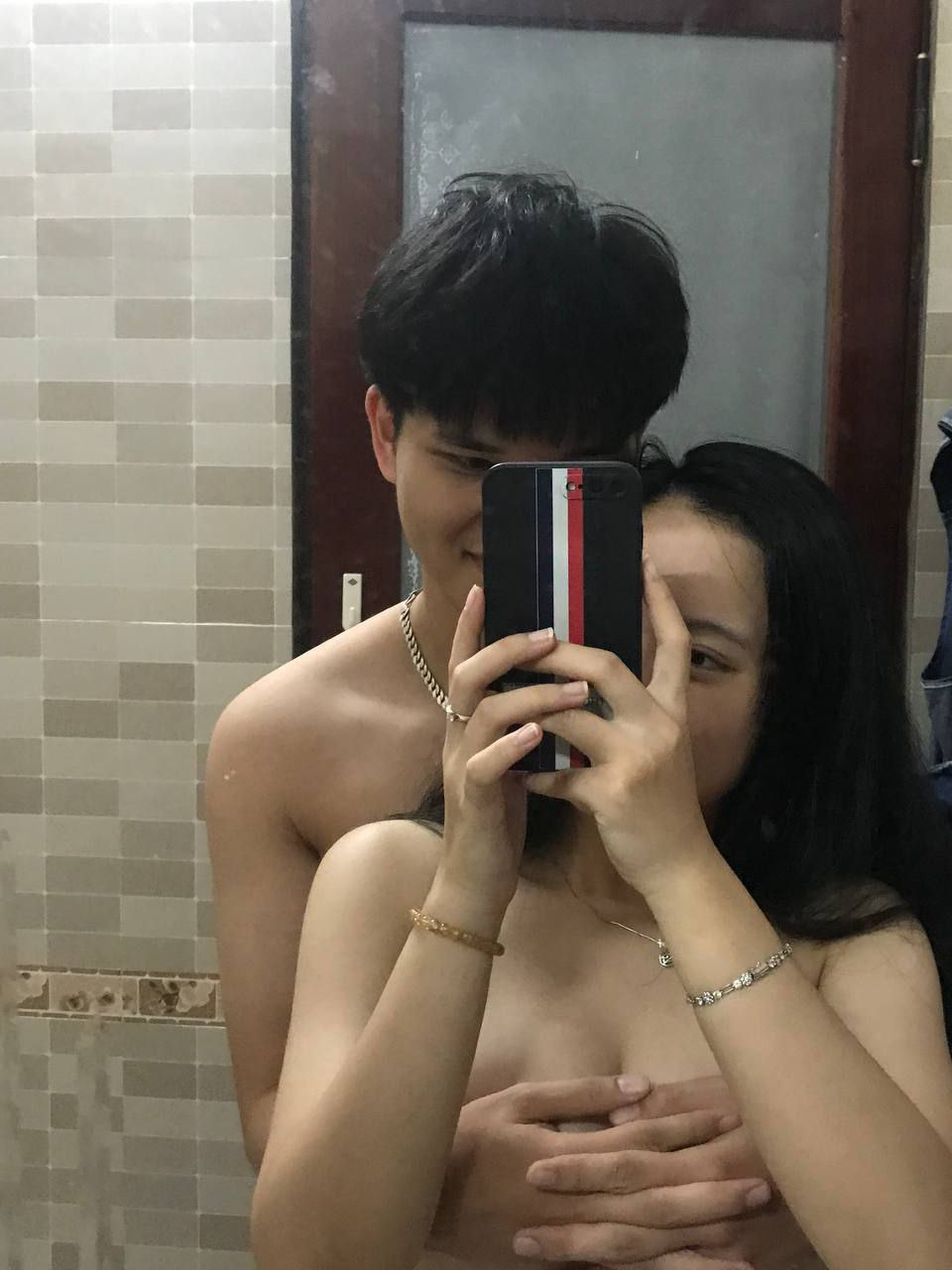 Cặp đôi trẻ đang quan hệ tình dục trên ban công và bị hàng xóm nhìn thấy