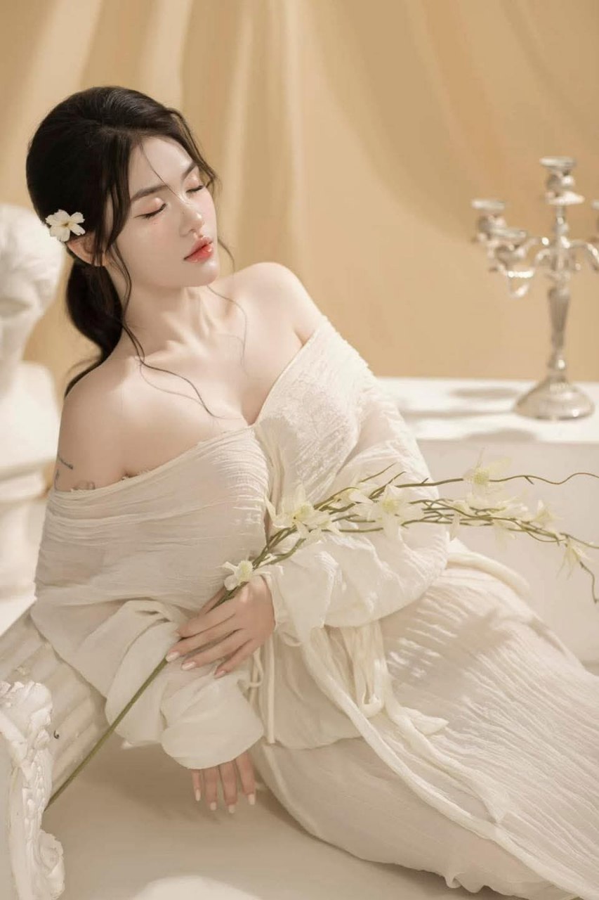 Một cô gái 19 tuổi vui vẻ có thể chơi trò tay ba trực tuyến trong khách sạn, trọn bộ 90 phút, 2 lần mặc đồng phục thủy thủ, tuy gầy nhưng ngực rất lớn và tiếng rên rỉ có phần không thể chịu nổi...